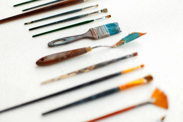Eski Ressam Seti Fırçalar Beyaz Zemin Üzerine Aracı — Stok fotoğraf