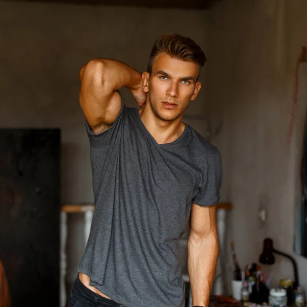 Retrato Fresco Belo Homem Modelo Uma Camiseta Cinza Estúdio — Fotografia de Stock