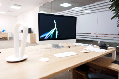 Office. Çalışma alanı ile beyaz masa üstünde bilgisayar