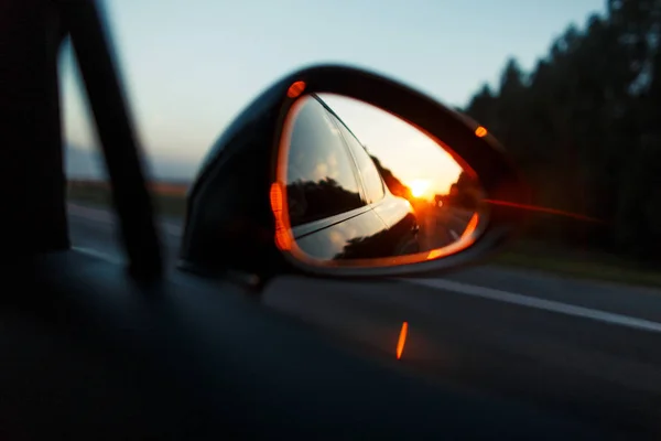 Vacker Solnedgång Avspegla Bilen Resor Konceptet — Stockfoto