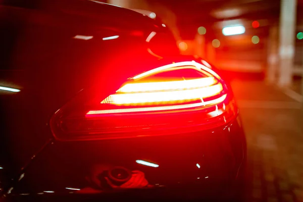 Сучасний Розкішний Чорний Автомобіль Лампою Вночі — стокове фото