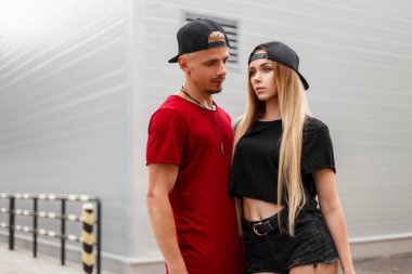 casual Modern giyimleri sokakta kapakları güzel şık çift