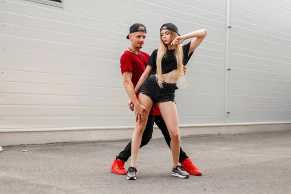 Stijlvolle Knappe Jonge Man Met Een Meisje Dansen Hip Hop — Stockfoto