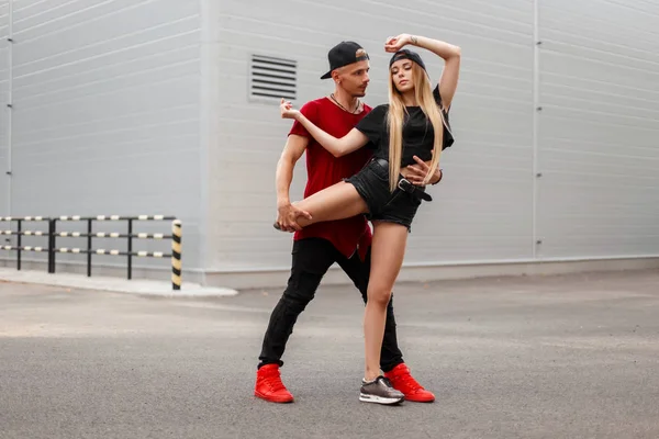 Bonito Homem Com Uma Bela Menina Dançando Breakdance Rua Dança — Fotografia de Stock
