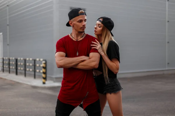 Elegante Hermosa Pareja Joven Con Una Gorra Ropa Moda Calle — Foto de Stock