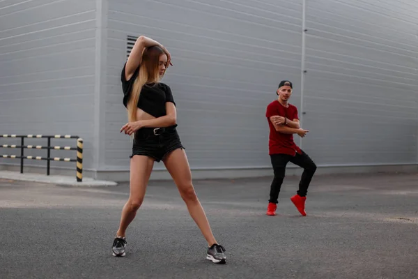 Gyönyörű Táncos Nőt Utcán Táncoló Fekete Divatcikkek Háttérben Táncos Ember — Stock Fotó