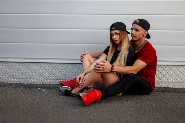 Genç bir çift. Şık yakışıklı olan güzel kadın 