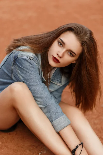 Elegante Bella Giovane Donna Modello Giacca Jeans Con Pantaloncini Seduti — Foto Stock