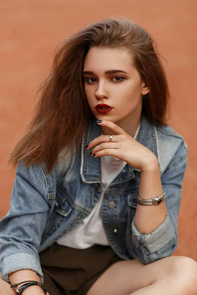 Модный Портрет Красивой Молодой Женщины Модели Винтажной Джинсовой Куртке Открытом — стоковое фото