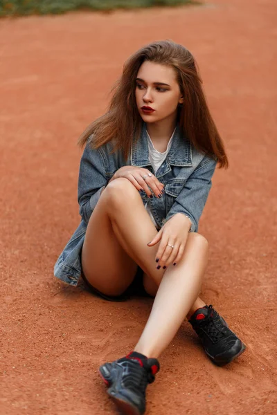 Beautiful Young Slender Girl Model Denim Vintage Jacket Sneakers Sits — Stock Photo, Image