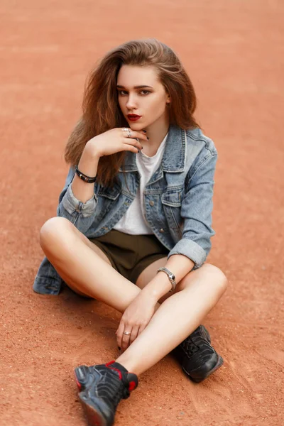 Modisch Schöne Junge Frau Modell Einer Stilvollen Jeansjacke Mit Modischen — Stockfoto