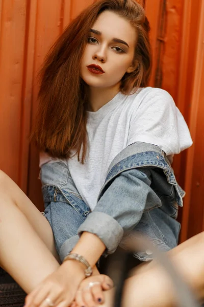 Modische Schöne Model Frau Einem Grauen Shirt Und Einer Jeansjacke — Stockfoto