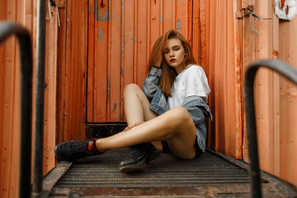 Modische Schöne Junge Model Mädchen Einem Grauen Shirt Und Jeansjacke — Stockfoto