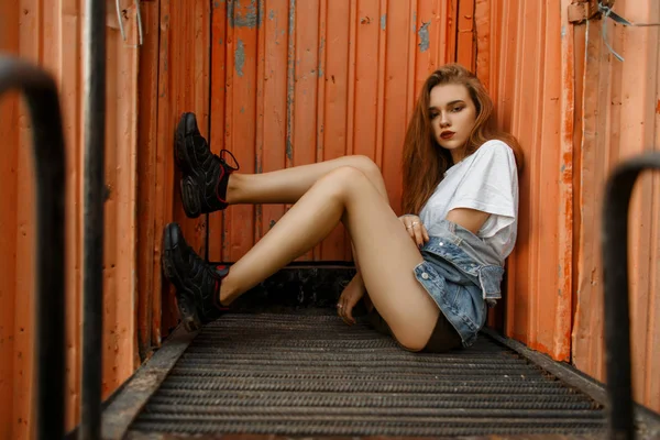 Stilvolle Schöne Junge Frau Einer Trendigen Jeansjacke Mit Schwarzen Turnschuhen — Stockfoto