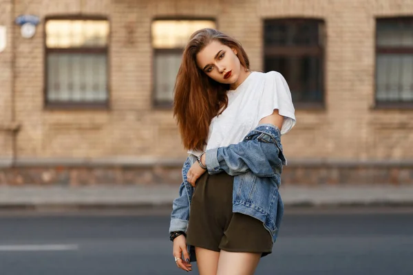 Modieuze Mooie Vrouw Een Denim Vintage Jasje Met Een Grijs — Stockfoto