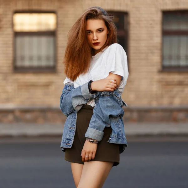 Hermosa Joven Modelo Mujer Con Estilo Gris Camiseta Chaqueta Mezclilla — Foto de Stock