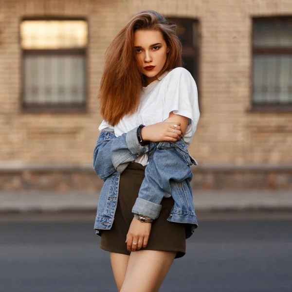 Belle Jeune Femme Modèle Élégant Shirt Gris Veste Denim Posant — Photo