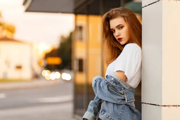 Stylish Beautiful Model Girl Gray Shirt Vintage Jeans Jacket Posing — Stock Photo, Image