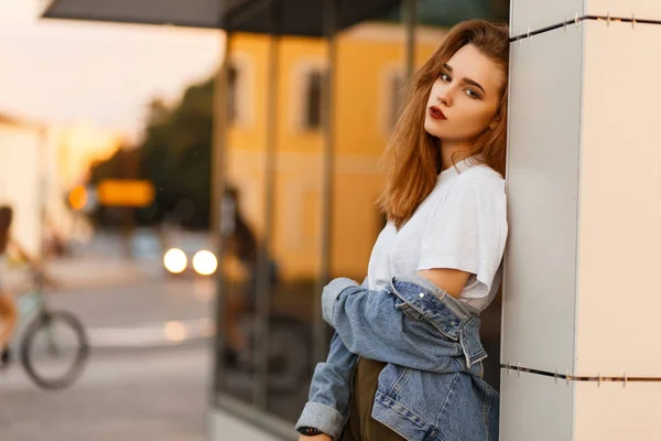 Menina Bonita Moda Roupas Casuais Com Uma Jaqueta Jeans Cidade — Fotografia de Stock