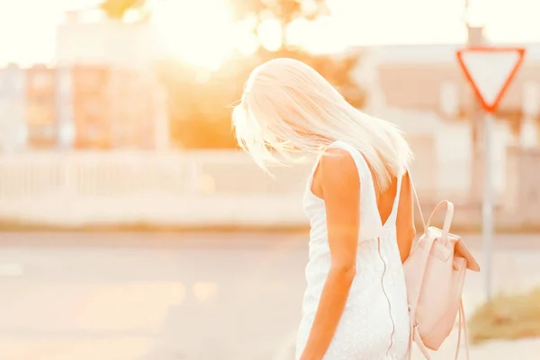 Стильна Красива Блондинка Модель Жінка Модному Білому Платті Стильною Рожевою — стокове фото
