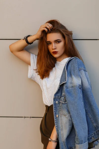 Jolie Vogue Jeune Femme Modèle Dans Une Veste Denim Mode — Photo