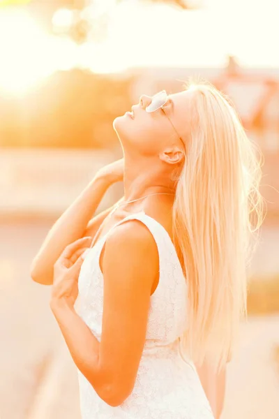 Joven Modelo Hermosa Mujer Rubia Con Gafas Sol Vestido Blanco — Foto de Stock