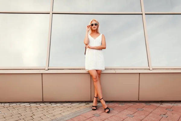 Belle Jeune Femme Mode Robe Blanche Élégante Dans Ville — Photo