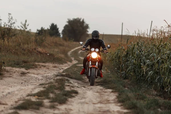 Человек Шлеме Черном Наряде Едет Мотоцикле Полю Кукурузой — стоковое фото