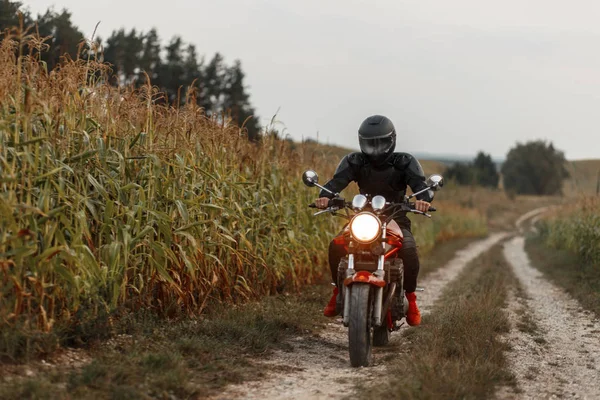 Человек Едет Мотоцикле Полю Кукурузой Путешествие Природе — стоковое фото