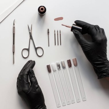 Bakım tırnak. Manikür kümesi. Siyah eldiven eller yapmak manikür