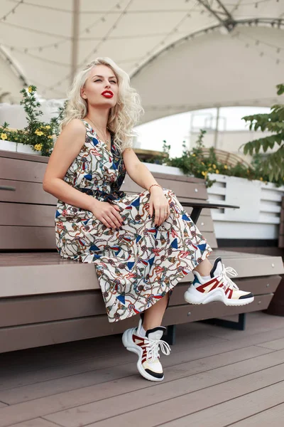 Mooie Elegante Model Vrouw Met Rode Lippen Een Mode Jurk — Stockfoto