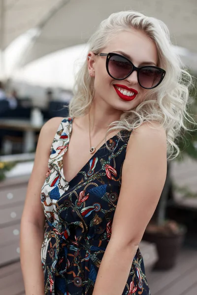 거리에 패턴으로 복장에 선글라스에 미소와 — 스톡 사진