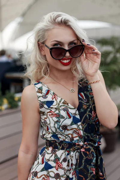 Счастливая Красивая Девушка Улыбкой Стильных Солнцезащитных Очках Винтажном Модном Платье — стоковое фото