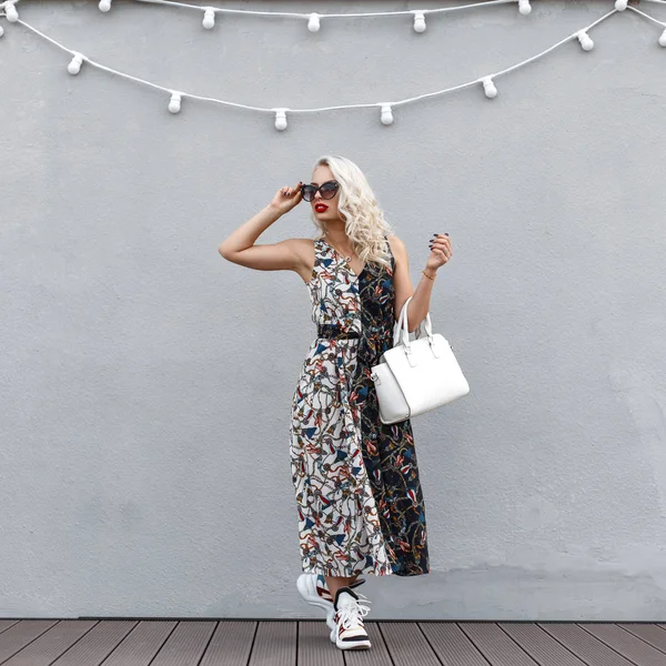 Elegante Hermosa Mujer Joven Con Gafas Sol Vestido Moda Cerca — Foto de Stock