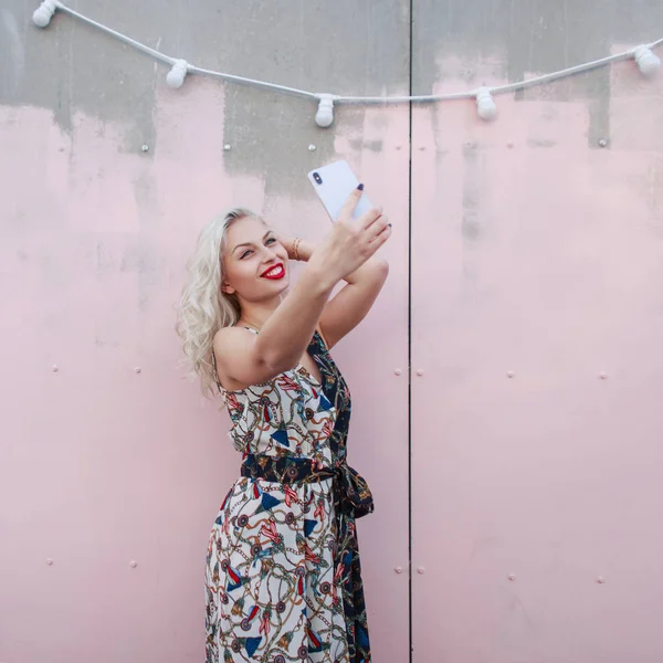 Joven Hermosa Mujer Feliz Vestido Elegante Hace Selfie Teléfono Inteligente —  Fotos de Stock