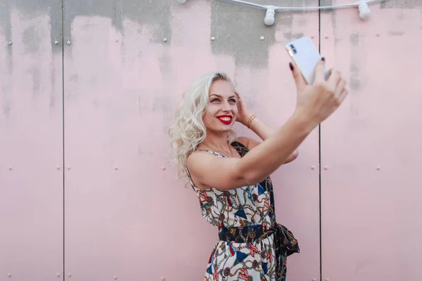 Selfie 거리에 분홍색 스마트폰 빈티지 드레스에 미소와 — 스톡 사진