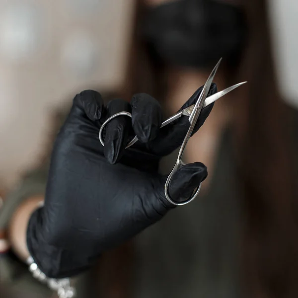 Ψαλιδάκι Νυχιών Γυναίκα Μαύρα Γάντια Κρατά Ψαλίδι Φροντίδα Νυχιών — Φωτογραφία Αρχείου