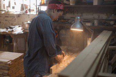 Şık kadın kot pantolon giysili atölyesinde çalışıyor. İşlemeli kavramı