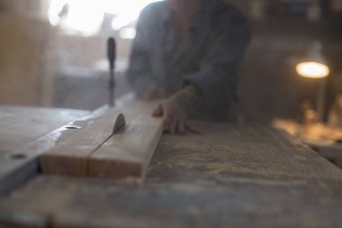 Güçlü kadın makinesi gördüm bir atölyede ahşap bir ürününde testereleri