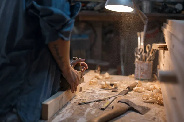 Mujer Está Trabajando Taller Con Una Madera Herramienta Carpintero —  Fotos de Stock