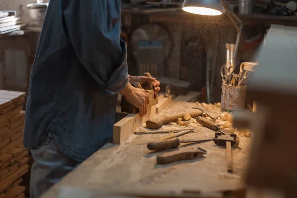 Frauenhände Arbeiten Mit Holz Das Konzept Der Manuellen Arbeit Lebensstil — Stockfoto