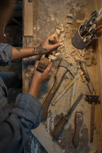 Kobiecych Rąk Tatuażami Zrobić Produkt Drewniane Warsztacie Góry — Zdjęcie stockowe