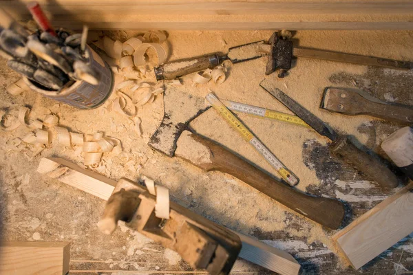 Werkzeug Für Holzprodukte Axt Hobel Schere Liegt Mit Sägemehl Der — Stockfoto