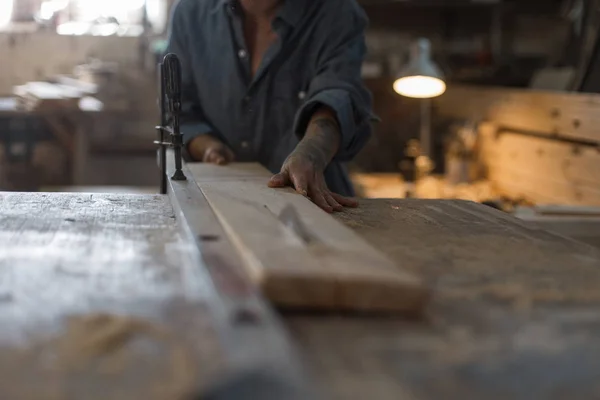 Mujer Carpintera Trabaja Una Sierra Aserrando Producto Madera Hecho Mano — Foto de Stock