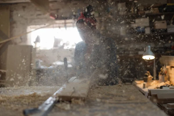 Mujer Artesana Está Trabajando Una Sierra Taller Madera Las Manos — Foto de Stock