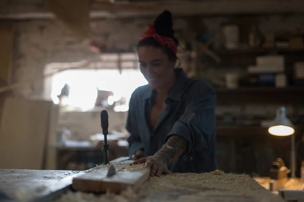 Mujer Feliz Trabajando Taller Aserrando Producto Madera Concepto Hecho Mano — Foto de Stock