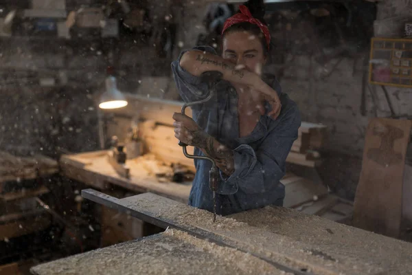 Kadın Bir Ahşap Atölyesinde Çalışıyor Yapımı Kavramı — Stok fotoğraf