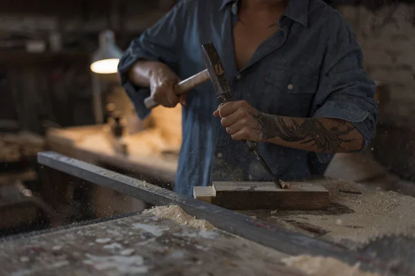 女工匠在车间工作 手工和爱好的概念 女性手用锤子特写 — 图库照片