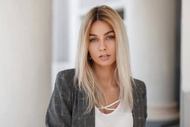 Güzel sarışın model kadın şık vintage gri elbiseli ve beyaz tişört şehirde taze portre