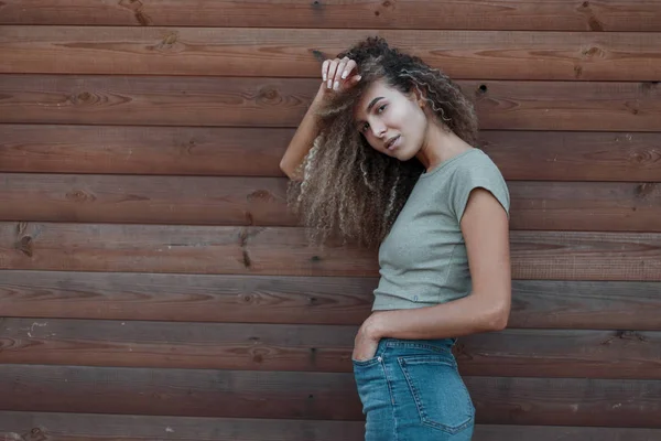 Mulher Hipster Bonita Elegante Com Cabelo Encaracolado Roupas Jeans Moda — Fotografia de Stock